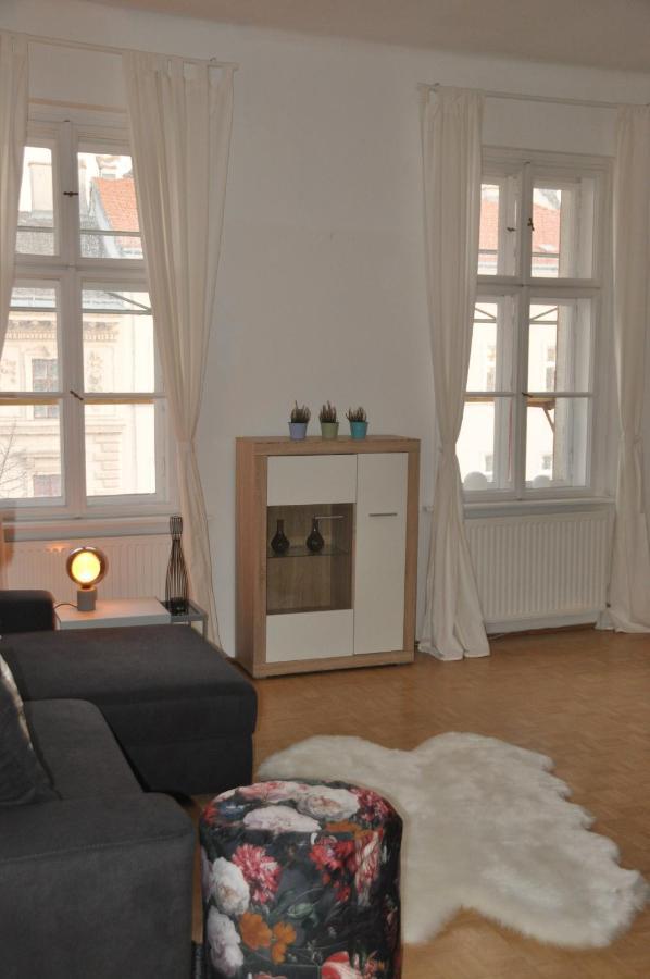 Apartment Wunderschone Altbauwohnung In Zentraler Lage *